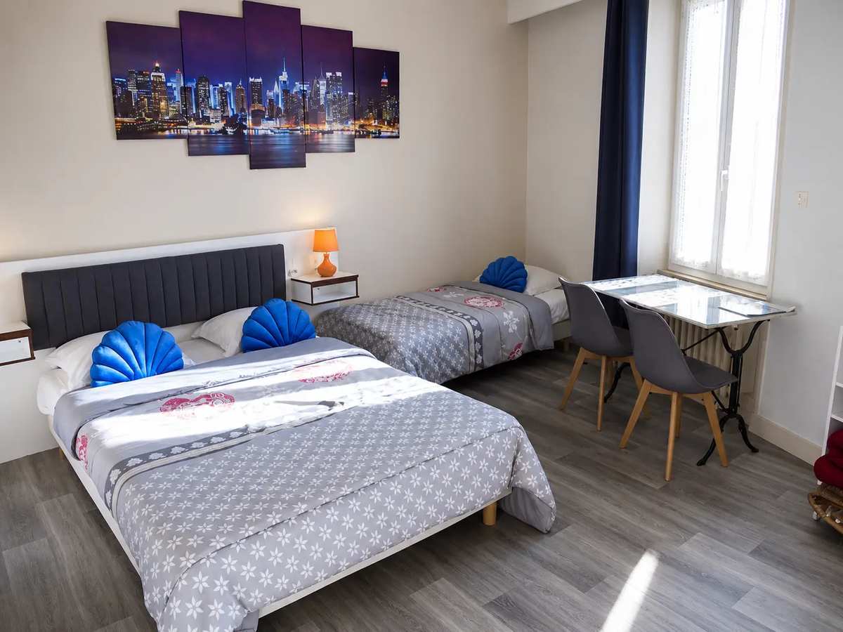 Chambre familiale préparée pour des parents et leurs enfants