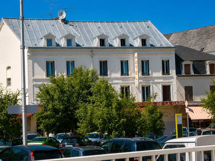 Façade de l'hôtel sur l'avenue Marx Dormoy, vue depuis le côté de la gare