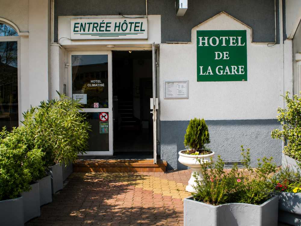 Entrée de l'hôtel et détail du comptoir de réception