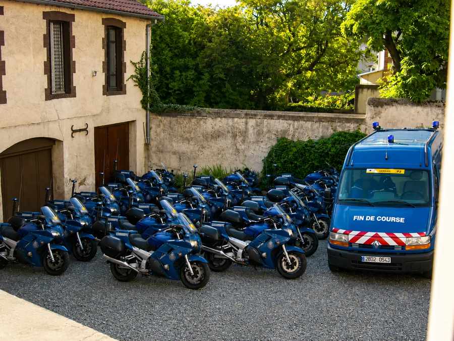 Cour intérieure utilisée pour le stationnement des motos et des vélos