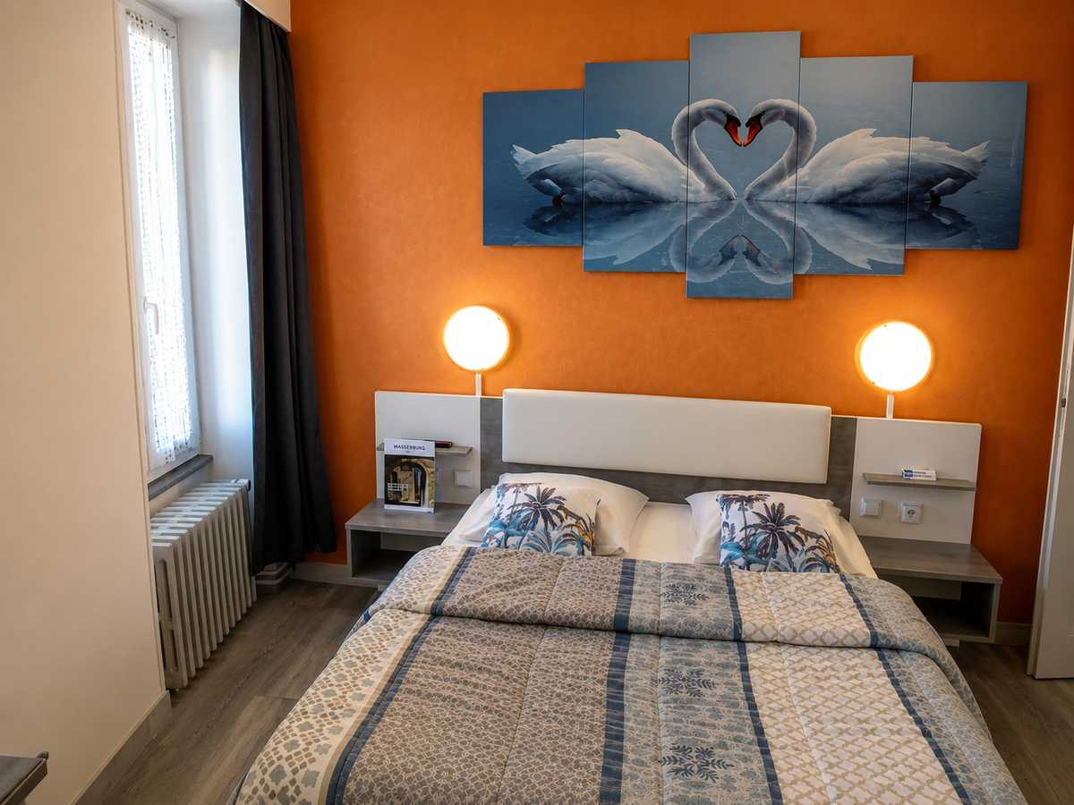 Chambre double calme avec le bureau installé sous la fenêtre